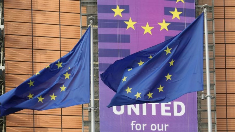 Lá cờ của Liên minh châu Âu tung bay bên ngoài Tòa nhà Berlaymont - Trụ sở của Ủy ban châu Âu, tại Brussels, Bỉ. (Ảnh: Tân Hoa xã)