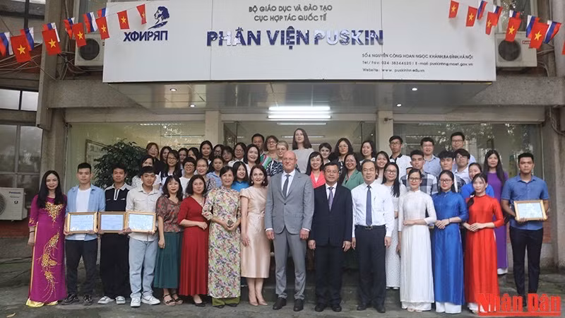 Thứ trưởng Giáo dục và Đào tạo Việt Nam Nguyễn Văn Phúc cùng Phó Thủ tướng Nga Dmitry Chernyshenko thăm làm việc tại Phân viện Puskin.