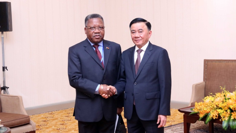 Thường trực Ban Bí thư Trần Cẩm Tú tiếp đồng chí Jorge Inocenio Dombolo, Ủy viên Bộ Chính trị Đảng Phong trào nhân dân giải phóng Angola. (Ảnh: Xuân Khu-TTXVN)