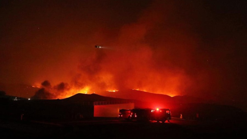 Một đám cháy rừng bùng phát trên một ngọn đồi tại Castaic, Los Angeles, bang California, Mỹ, ngày 22/1/2025. (Ảnh minh họa: Tân Hoa xã)