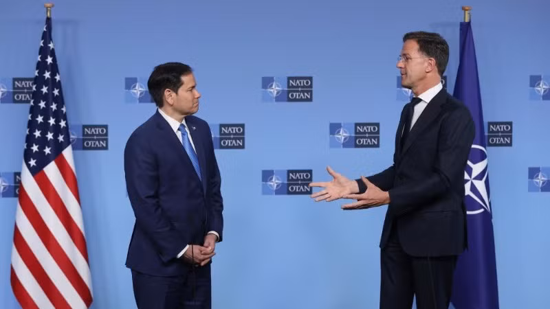 Tổng Thư ký NATO Mark Rutte và Ngoại trưởng Mỹ Marco Rubio gặp gỡ báo chí trong khuôn khổ cuộc họp Bộ trưởng Ngoại giao NATO tại Brussels, Bỉ, vào ngày 3/4/2025. (Ảnh: Tân Hoa xã)