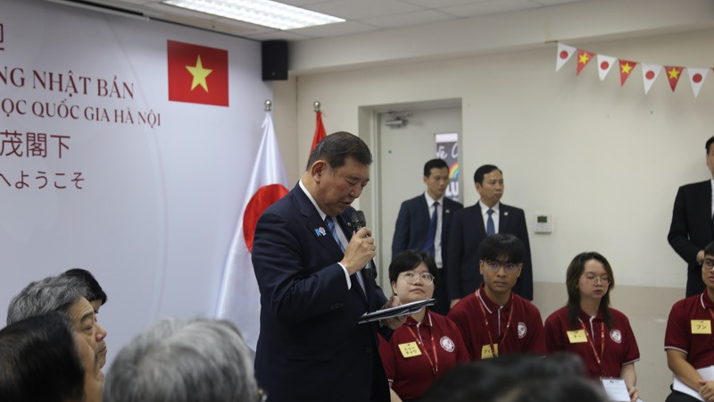 Thủ tướng Shigeru Ishiba chia sẻ với các sinh viên Trường Đại học Việt-Nhật. Thủ tướng Shigeru Ishiba chia sẻ với các sinh viên Trường Đại học Việt-Nhật.