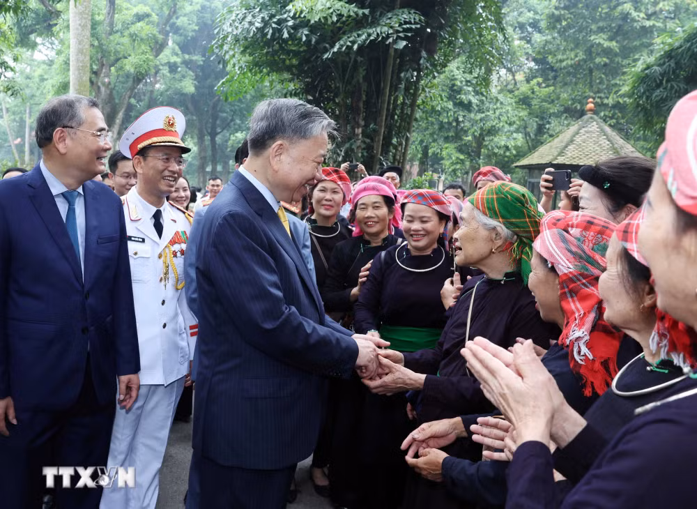 Chủ tịch nước Tô Lâm với nhân dân tại Khu Di tích Chủ tịch Hồ Chí Minh trong Phủ Chủ tịch.