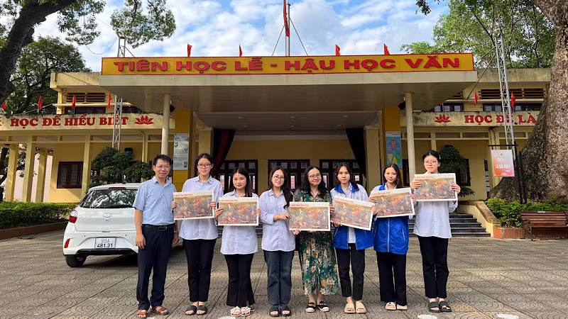 Các học sinh lớp 12 thi tốt nghiệp môn Sử cầm ấn phẩm ‘‘xin vía” điểm 10 môn sử trong kỳ thi tốt nghiệp sắp tới.