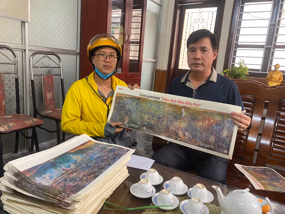 Tặng báo cho bạn đọc tại Lào Cai.