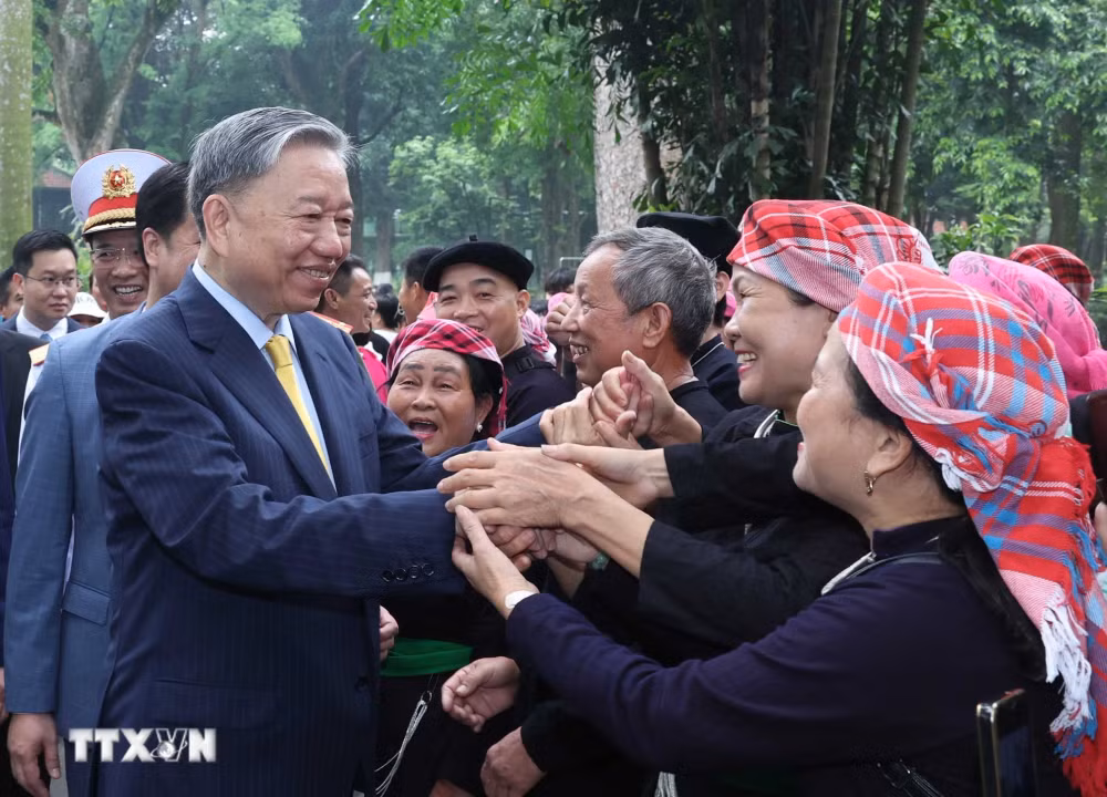 Chủ tịch nước Tô Lâm với nhân dân tại Khu Di tích Chủ tịch Hồ Chí Minh trong Phủ Chủ tịch.