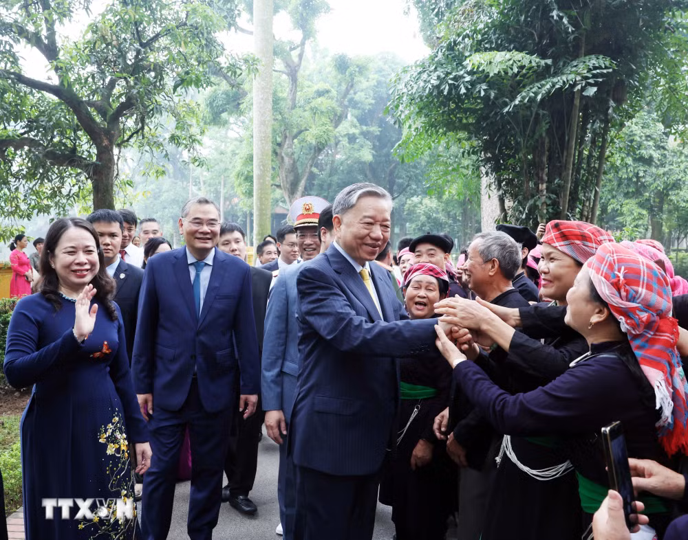 Chủ tịch nước Tô Lâm với nhân dân tại Khu Di tích Chủ tịch Hồ Chí Minh trong Phủ Chủ tịch.