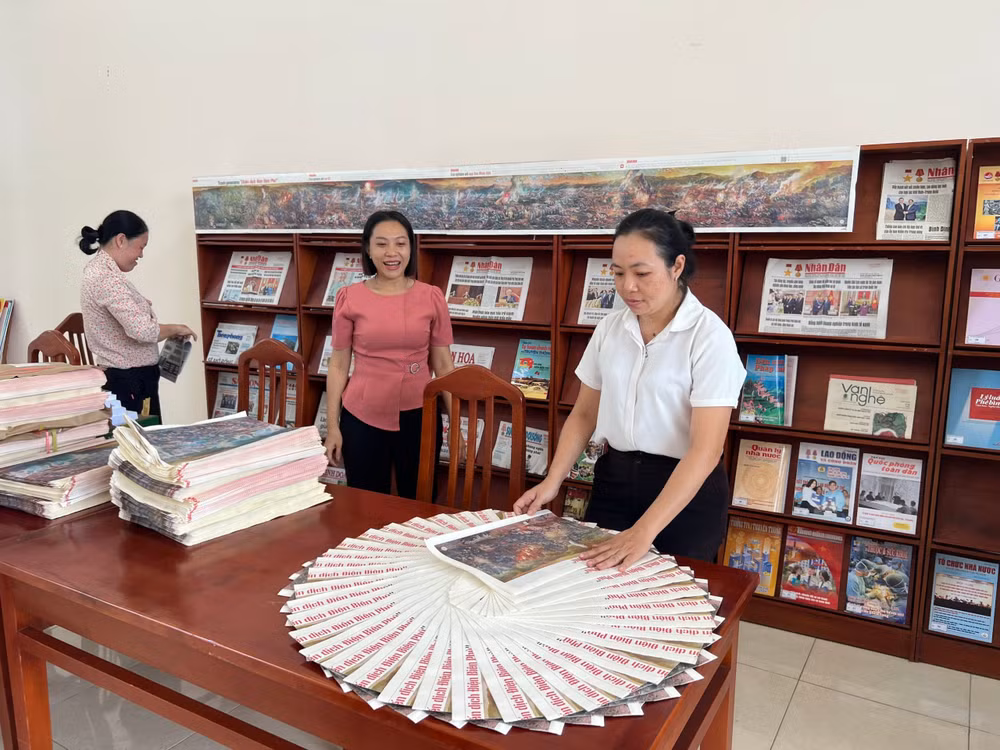 Công tác chuẩn bị để đón bạn đọc đến nhận báo tặng vào ngày mai 22/5, tại Văn phòng đại diện Báo Nhân Dân ở Đồng Tháp.