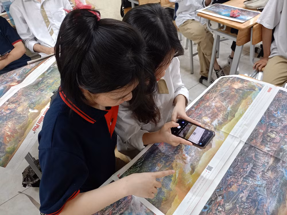 Học sinh tại Hà Nội trải nghiệm tranh tương tác panorama Chiến dịch Điện Biên Phủ của Báo Nhân Dân.