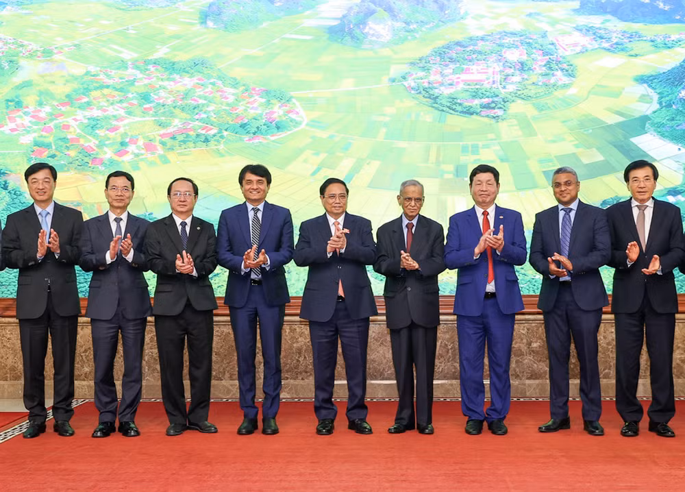 Thủ tướng Phạm Minh Chính và ông Narayana Murthy - đồng sáng lập hãng phần mềm Infosys cùng các thành viên hai đoàn. (Ảnh: TRẦN HẢI)