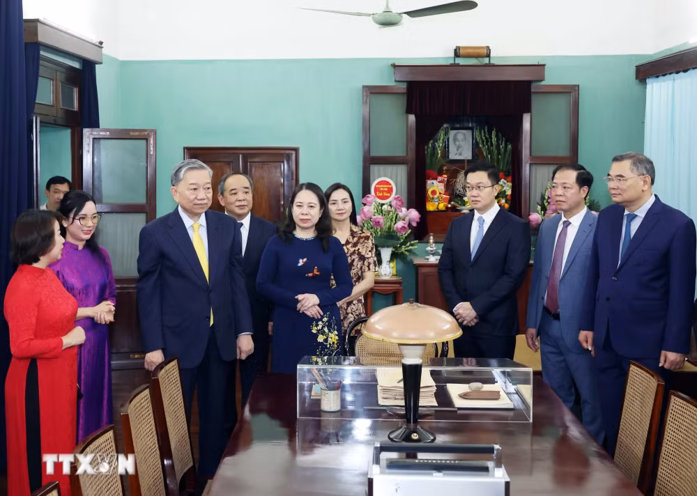 Chủ tịch nước Tô Lâm nói chuyện với cán bộ Khu Di tích Chủ tịch Hồ Chí Minh trong Phủ Chủ tịch.