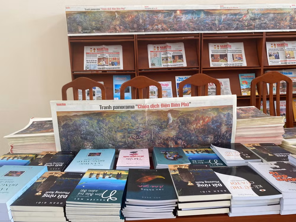 Ngoài trao tặng tranh, thư viện tỉnh Đồng Tháp cũng sẽ dành tặng bạn đọc 100 quyển sách văn học nghệ thuật cho bạn đọc.