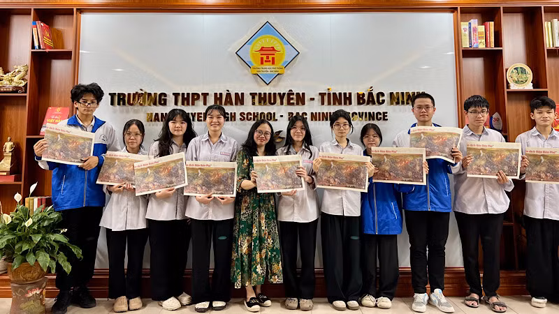 Các học sinh trường THPT Hàn Thuyên (Bắc Ninh) vui thích khi đón nhận ấn phẩm Báo Nhân Dân trao tặng.