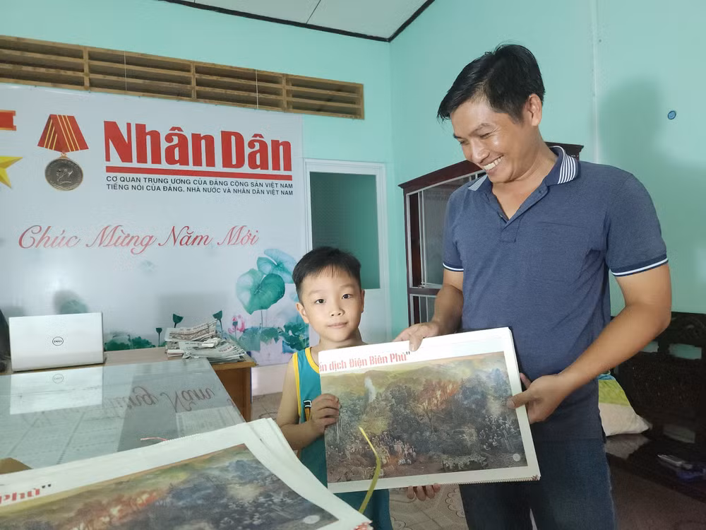 Hai cha con tới Văn phòng đại diện Báo Nhân Dân tại Kiên Giang để nhận báo tặng.
