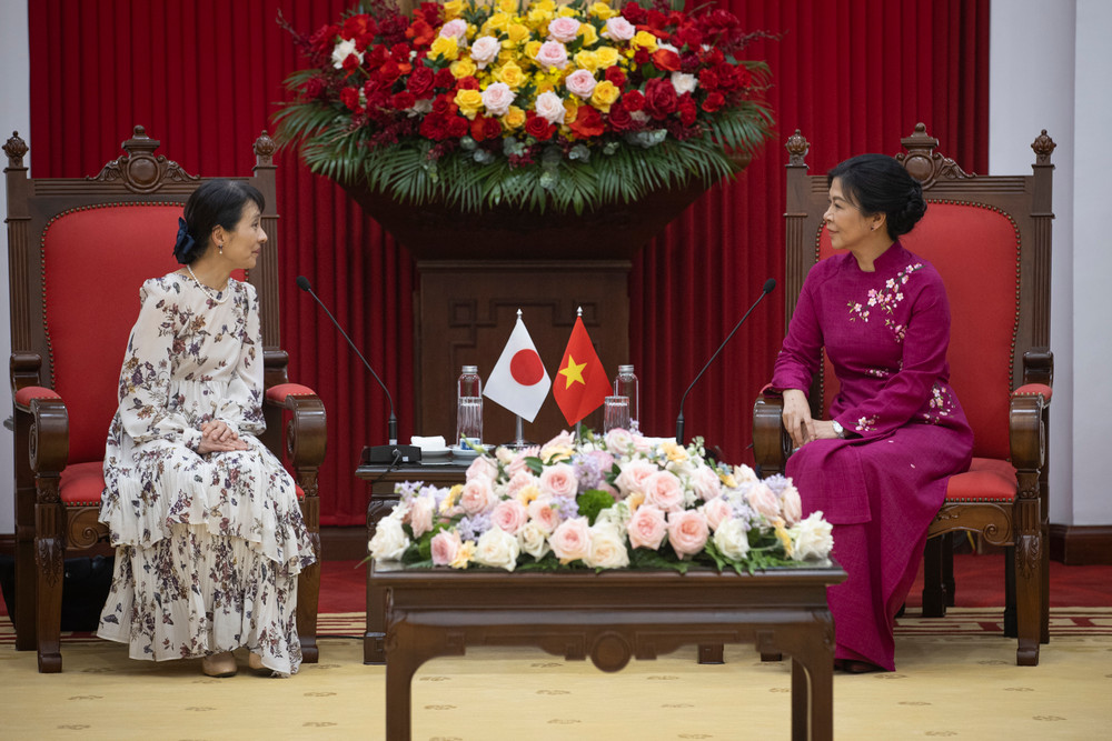 Bà Ngô Phương Ly, Phu nhân Tổng Bí thư Tô Lâm và bà Ishiba Yoshiko, Phu nhân Thủ tướng Nhật Bản Ishiba Shigeru tại buổi gặp gỡ. Bà Ngô Phương Ly, Phu nhân Tổng Bí thư Tô Lâm và bà Ishiba Yoshiko, Phu nhân Thủ tướng Nhật Bản Ishiba Shigeru tại buổi gặp gỡ.