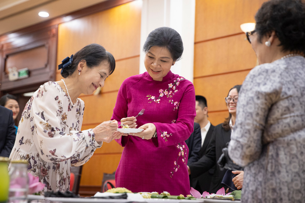 Hai phu nhân thưởng thức hương vị những chiếc bánh do mình làm. Hai phu nhân thưởng thức hương vị những chiếc bánh do mình làm.
