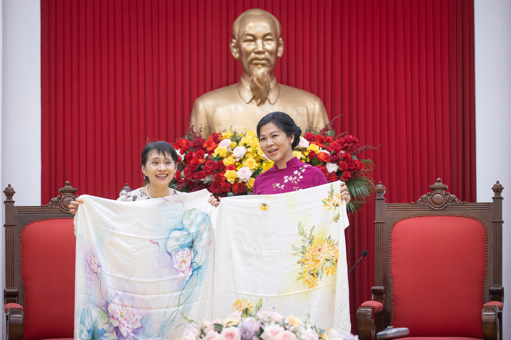 Hai phu nhân chụp ảnh lưu niệm. Hai phu nhân chụp ảnh lưu niệm.