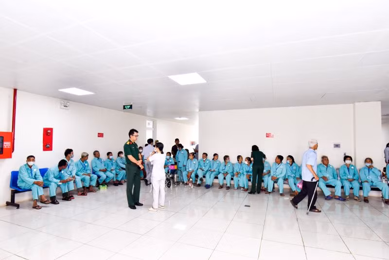 60 bệnh nhân có hoàn cảnh khó khăn thuộc đối tượng chính sách, hộ gia đình nghèo, cận nghèo, cựu chiến binh tỉnh Bình Phước được phẫu thuật mắt miễn phí.