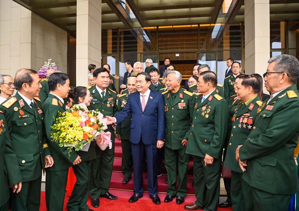 Chủ tịch Quốc hội Trần Thanh Mẫn với Đoàn đại biểu người có công Trung đoàn 271 Quân khu Trị Thiên. (Ảnh: DUY LINH)