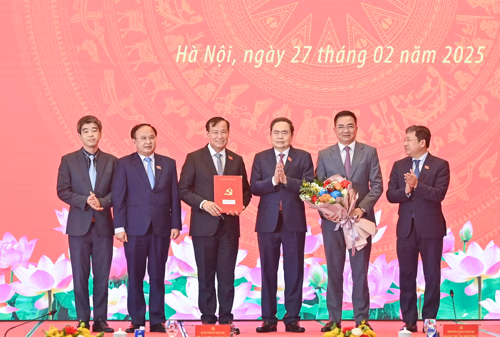 Bí thư Đảng ủy Quốc hội, Chủ tịch Quốc hội Trần Thanh Mẫn trao quyết định cho Đảng bộ Ủy ban Quốc phòng, An ninh và Đối ngoại. (Ảnh: DUY LINH)