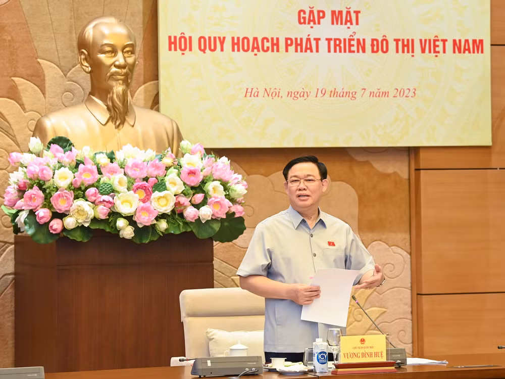 Chủ tịch Quốc hội Vương Đình Huệ phát biểu ý kiến tại buổi gặp mặt. (Ảnh: Duy Linh)