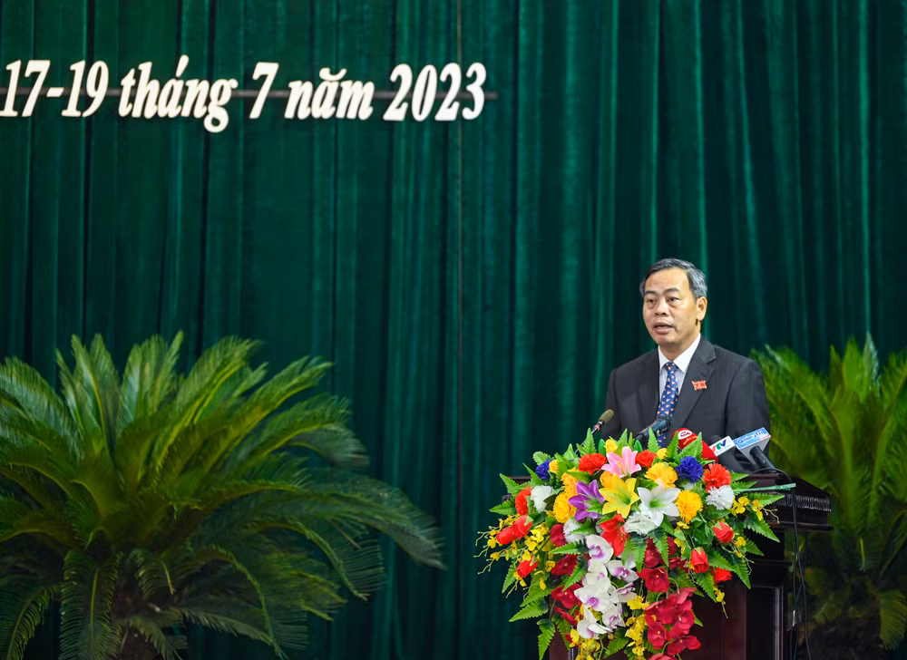 Chủ tịch Hội đồng nhân dân tỉnh Quảng Trị Nguyễn Đăng Quang phát biểu khai mạc kỳ họp. (Ảnh: DUY LINH)