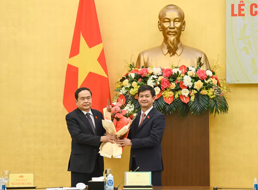 Chủ tịch Quốc hội Trần Thanh Mẫn trao quyết định bổ nhiệm, tặng hoa chúc mừng đồng chí Lê Quang Tùng. (Ảnh: Duy Linh)
