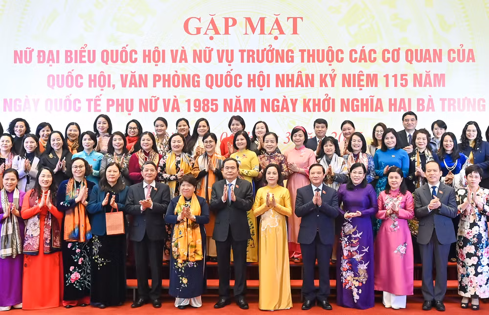 Chủ tịch Quốc hội Trần Thanh Mẫn cùng các Phó Chủ tịch Quốc hội với các đại biểu tại cuộc gặp mặt. (Ảnh: Duy Linh)