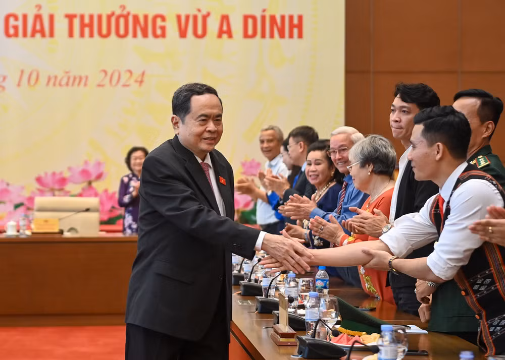 Chủ tịch Quốc hội Trần Thanh Mẫn với các đại biểu tại cuộc gặp mặt. (Ảnh: DUY LINH)