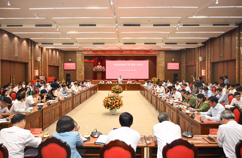 Quang cảnh buổi làm việc với Ban Thường vụ Thành ủy Hà Nội. (Ảnh: DUY LINH)