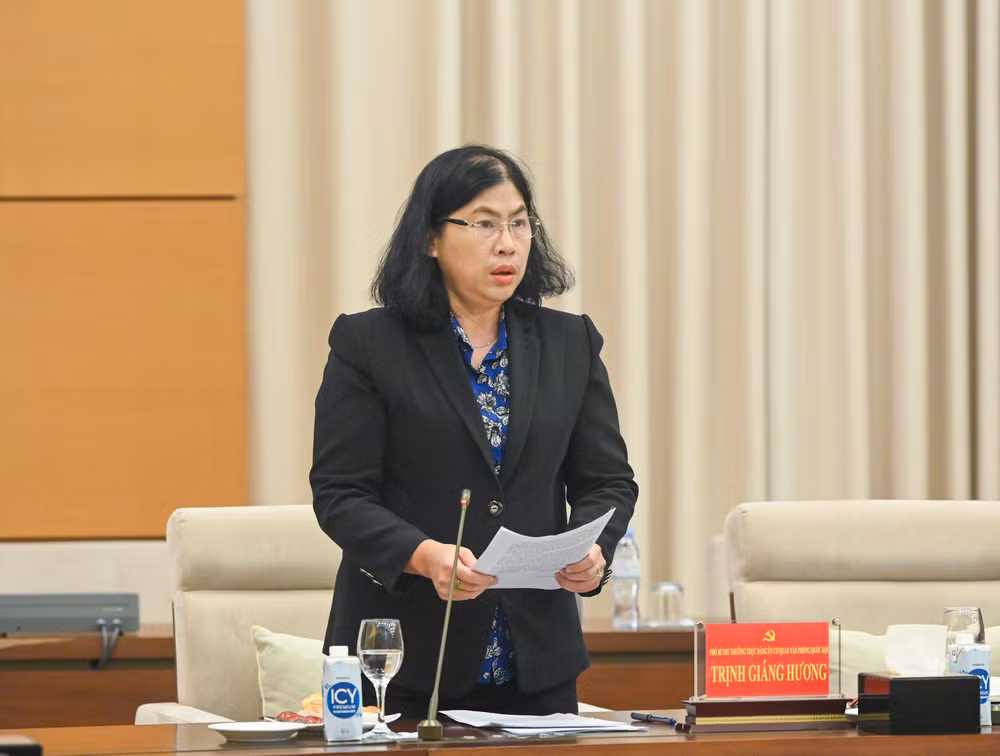 Phó Bí thư Thường trực Đảng ủy cơ quan Văn phòng Quốc hội Trịnh Giáng Hương báo cáo tại hội nghị. (Ảnh: DUY LINH)