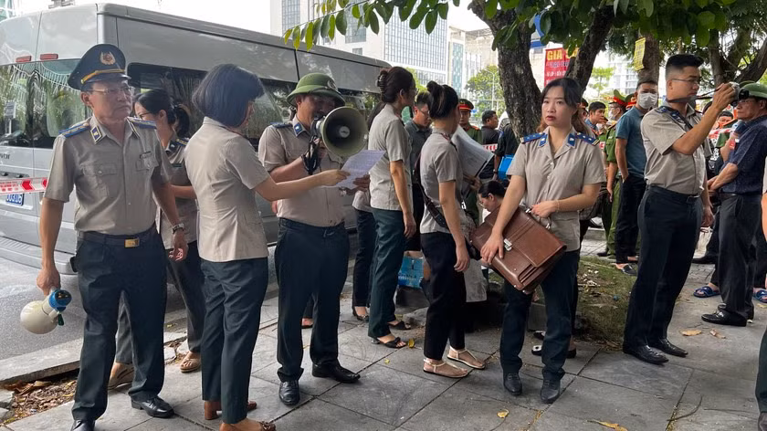 Cán bộ Thi hành án dân sự phối hợp các đơn vị chức năng liên quan thực thi nhiệm vụ cưỡng chế tại địa phương (Ảnh: CTV)