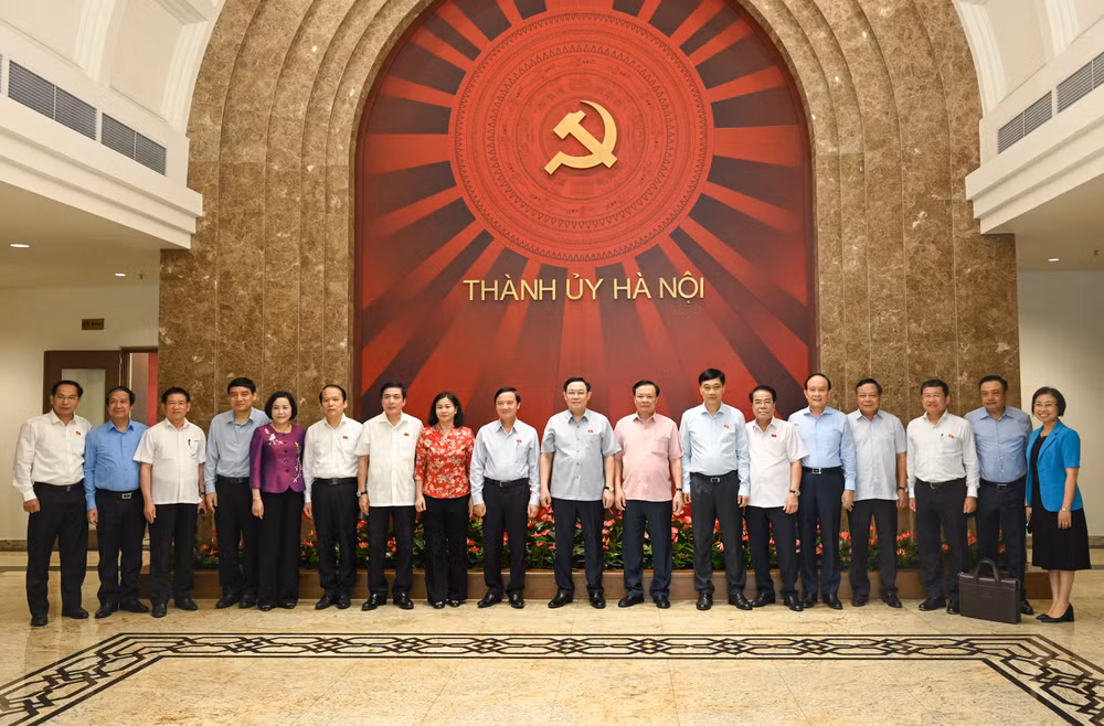 Chủ tịch Quốc hội Vương Đình Huệ cùng các đại biểu với lãnh đạo thành phố Hà Nội. (Ảnh: DUY LINH)