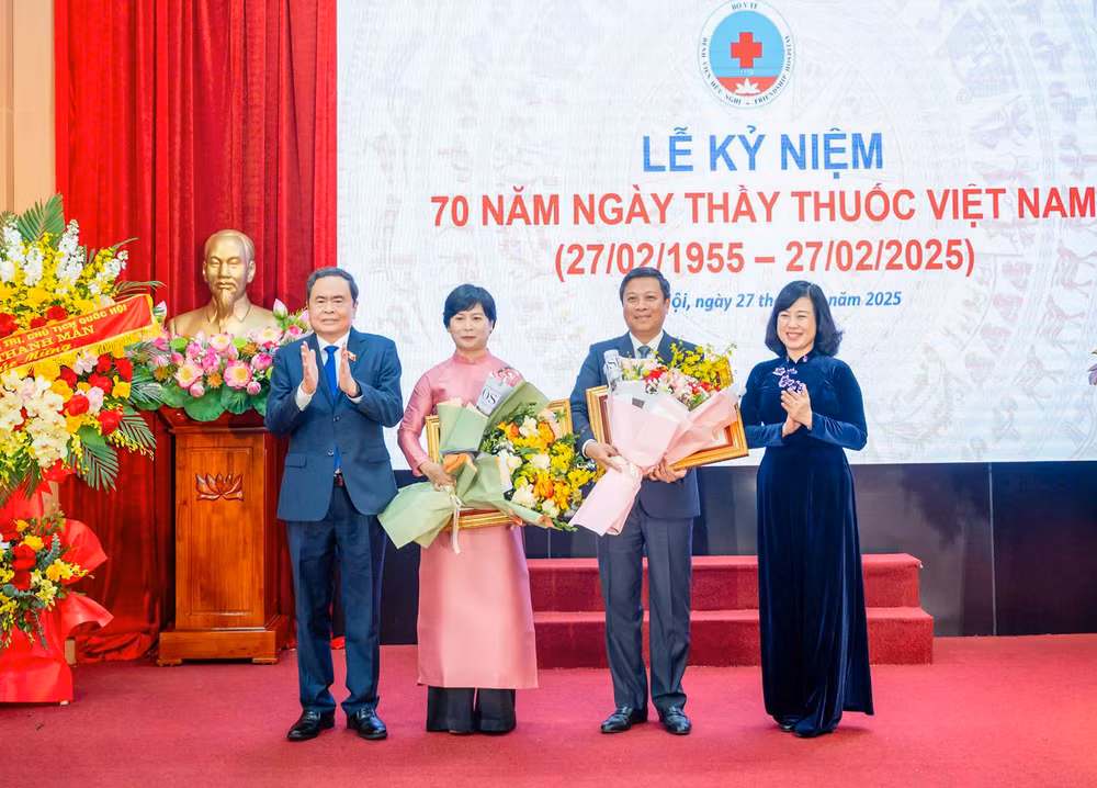 Chủ tịch Quốc hội Trần Thanh Mẫn trao Danh hiệu Thầy thuốc ưu tú tặng 2 cá nhân của Bệnh viện Hữu Nghị. (Ảnh: DUY LINH)