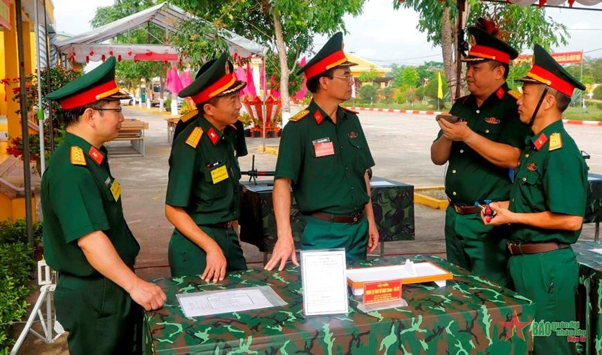 Ban giám khảo chấm thi nội dung sáng kiến cải tiến kỹ thuật (Ảnh: Báo QĐND)