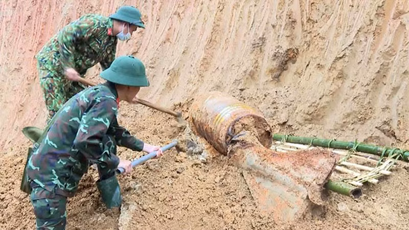 Công binh tỉnh Yên Bái tiếp cận xử lý bom tại xã Vũ Linh, huyện Yên Bình, Yên Bái, ngày 22/5/2022. (Ảnh: THANH SƠN)