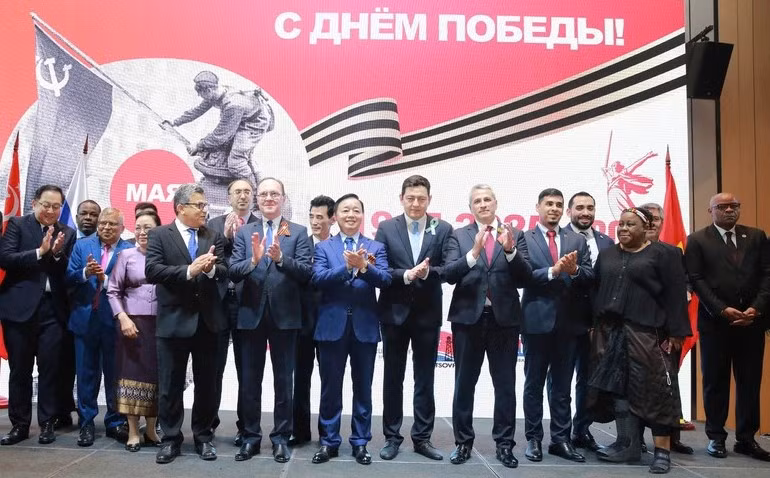 Các đại biểu tham dự sự kiện chụp ảnh kỷ niệm (Ảnh: Tuấn Dũng/VGP)