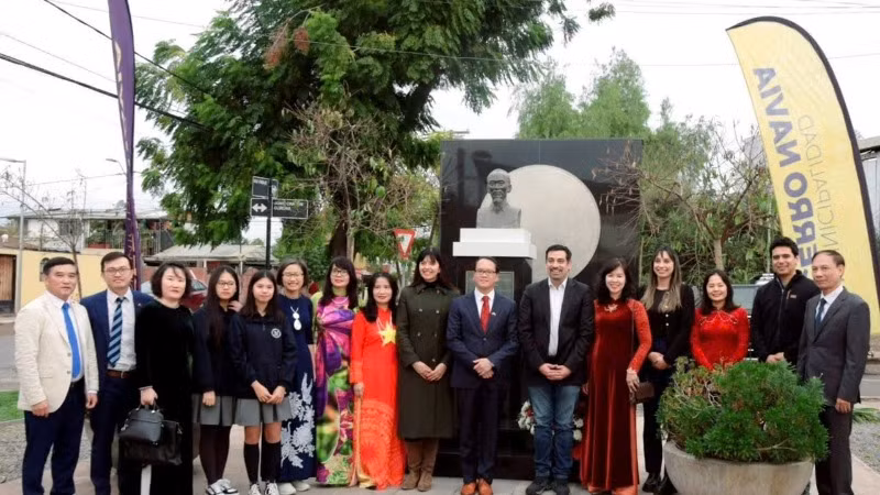 Các đại biểu thành kính dâng hoa tại tượng đài Chủ tịch Hồ Chí Minh (Ảnh: Đại sứ quán Việt Nam tại Chile)