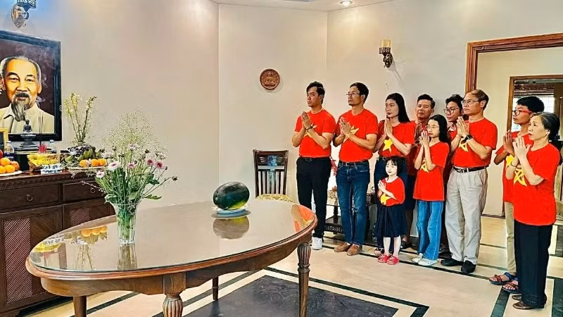 Cán bộ Đại sứ quán dâng hương bày tỏ lòng thành kính tưởng nhớ Chủ tịch Hồ Chí Minh, các anh hùng liệt sĩ và đồng bào đã hy sinh vì độc lập, tự do của Tổ quốc. (Ảnh: Đại sứ quán Việt Nam tại Pakistan)
