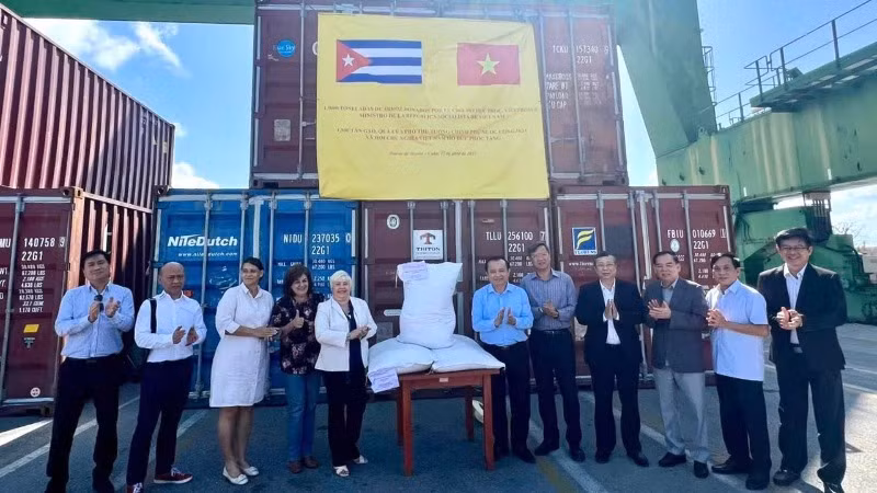 Đoàn công tác của Chính phủ Việt Nam bàn giao 11.500 tấn gạo cho Cuba tại cảng Mariel. (Nguồn: Đại sứ quán Việt Nam tại Cuba)