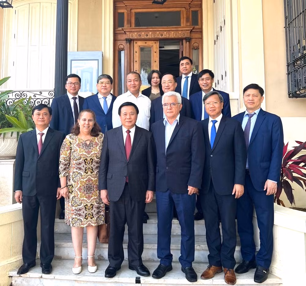 Đoàn đến thăm Trung tâm Fidel Castro Ruz tại Thủ đô La Habana. (Ảnh: Đại sứ quán Việt Nam tại Cuba)