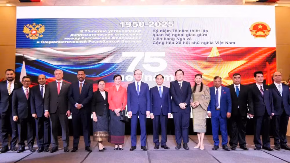 Phó Thủ tướng, Bộ trưởng Ngoại giao Bùi Thanh Sơn và Đại sứ Liên bang Nga Giáo sư Bezdetko chụp ảnh kỷ niệm cùng các đại biểu tham dự Lễ kỷ niệm 75 năm thiết lập quan hệ ngoại giao Liên bang Nga-Việt Nam. (Ảnh: Bộ Ngoại giao)