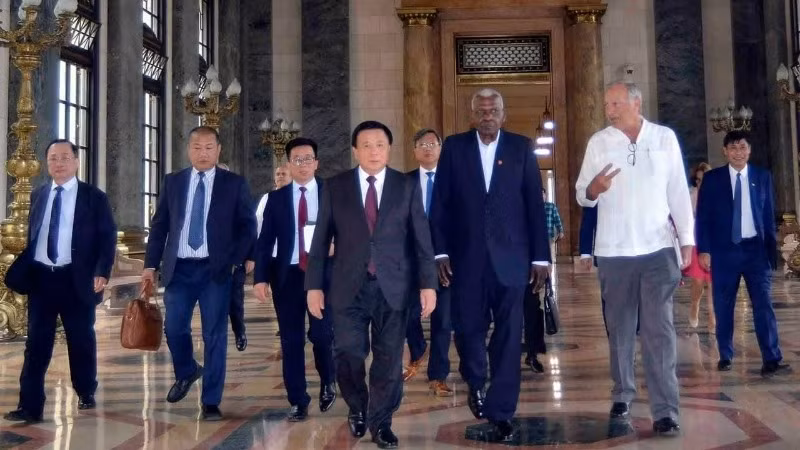 Chủ tịch Quốc hội Cuba Esteban Lazo đã đón đồng chí Nguyễn Xuân Thắng và Đoàn đại biểu Việt Nam. (Ảnh: Đại sứ quán Việt Nam tại Cuba)