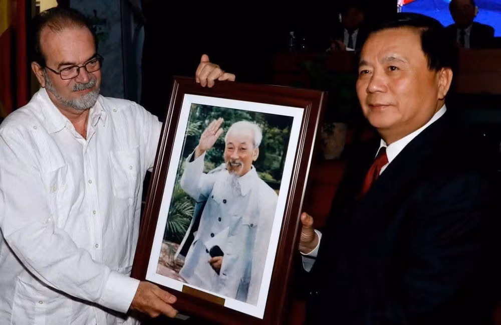 Đồng chí Nguyễn Xuân Thắng trao bức ảnh Bác Hồ tặng Đại học Đảng "Nico Lopez". (Ảnh: Đại sứ quán Việt Nam tại Cuba)