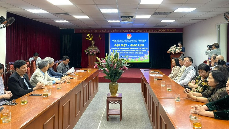 Toàn cảnh buổi gặp mặt, giao lưu.