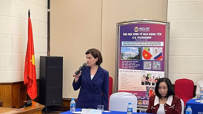 Đại diện Đại học Bách khoa Tomsk (Liên bang Nga) phát biểu tại Hội nghị.