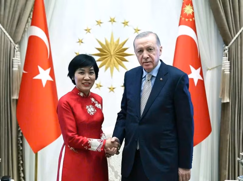 Đại sứ Đặng Thị Thu Hà và Tổng thống Thổ Nhĩ Kỳ Recep Tayyip Erdogan. (Ảnh: Đại sứ quán Việt Nam tại Thổ Nhĩ Kỳ)