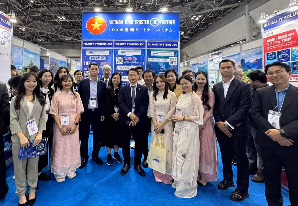 Các đại biểu thăm và chụp ảnh kỷ niệm tại gian hàng của Việt Nam tại Hội chợ công nghệ và phần mềm ở Tokyo. (Ảnh: Thương vụ Việt Nam tại Nhật Bản)