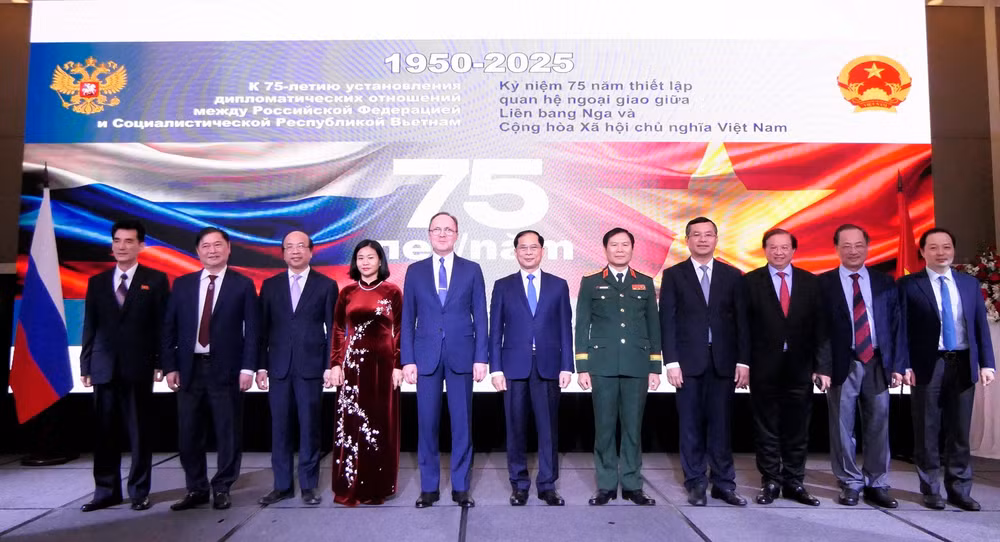 Các đại biểu tham dự lễ kỷ niệm chụp ảnh kỷ niệm