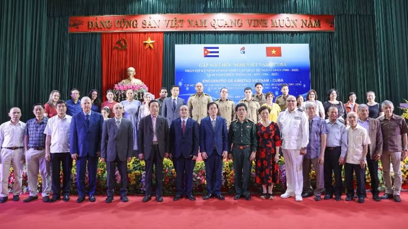 Các đại biểu tham dự chương trình chụp ảnh kỷ niệm (Ảnh: Đinh Hòa/VUFO)